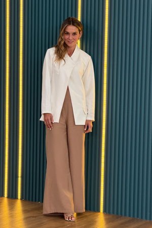 PTJ004912 pantalón arena con blazer blanco