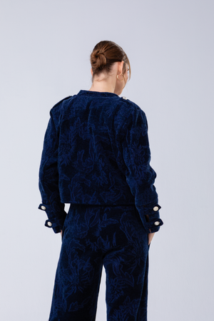 PTJ010111 pantalón con bolsillos laterales color azul oscuro con chaqueta con botones en los puños