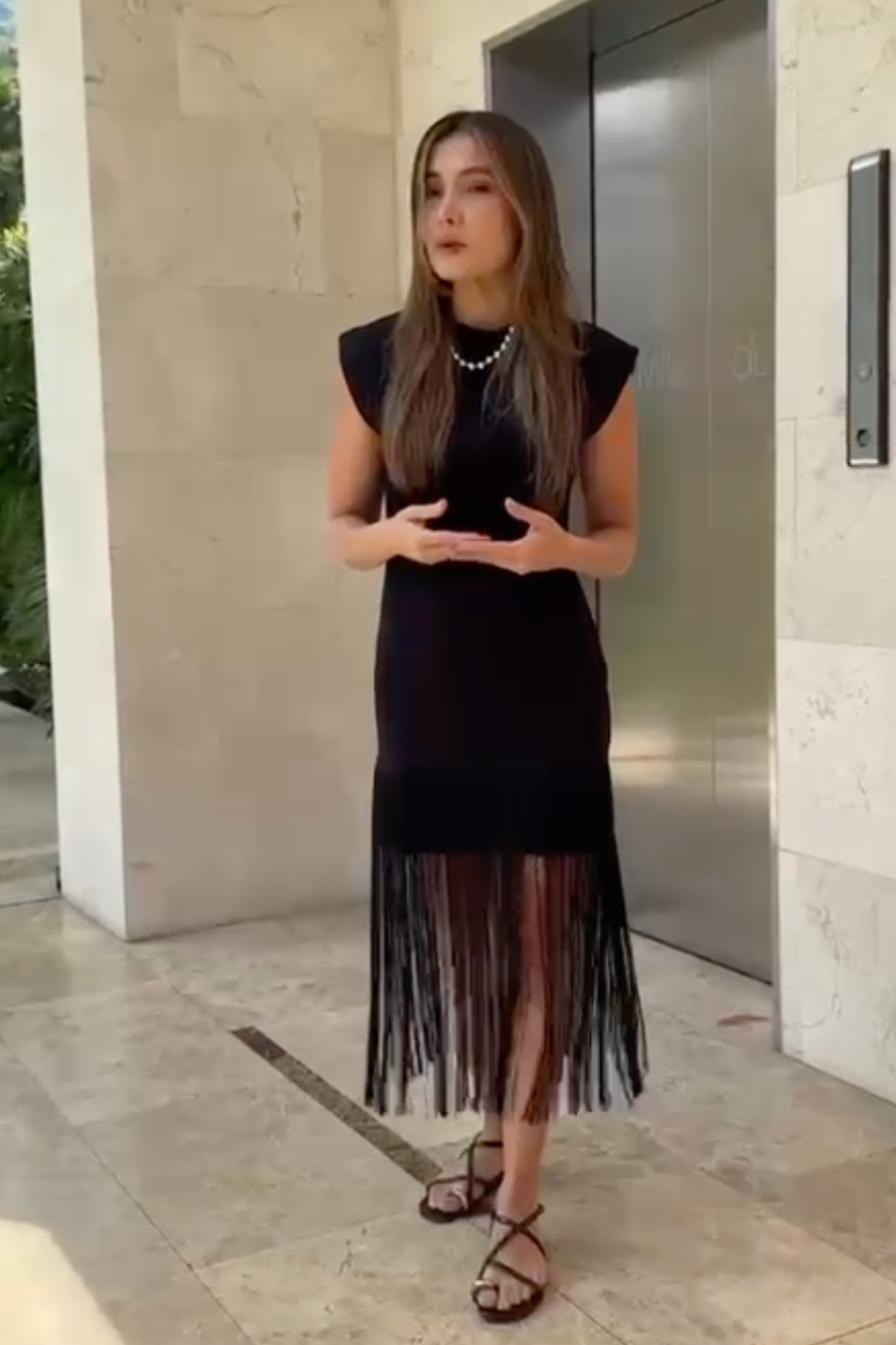 PTJ019320 vestido negro con flecos