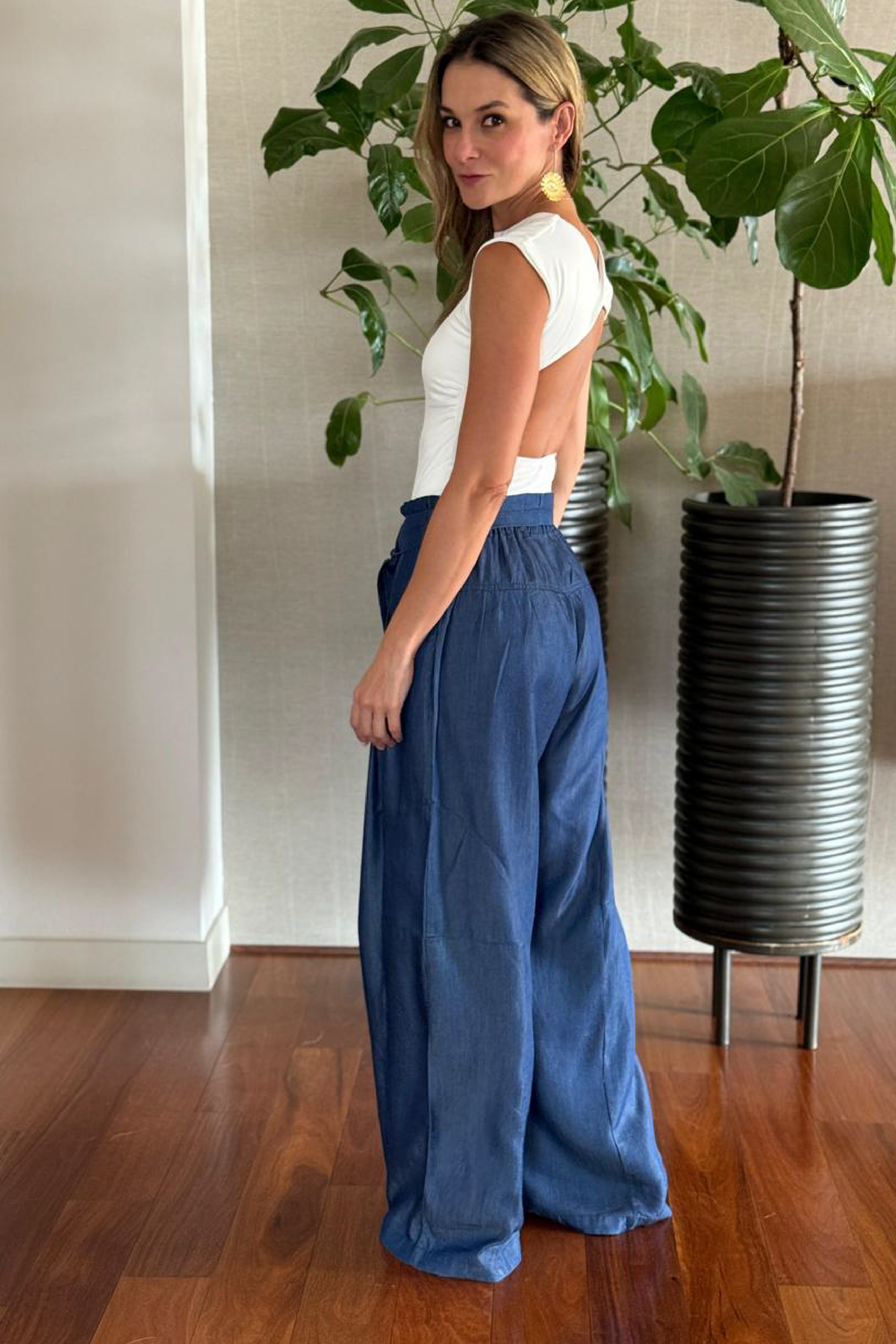 PTJ12420200 pantalón azul con recogido en la parte trasera