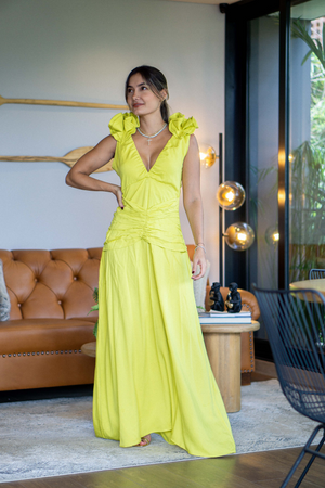 Hermoso vestido largo drapeado con detalles en los hombros color verde neon con modelo