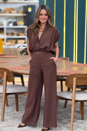 PTJ137730000 pantalón color café con blusa