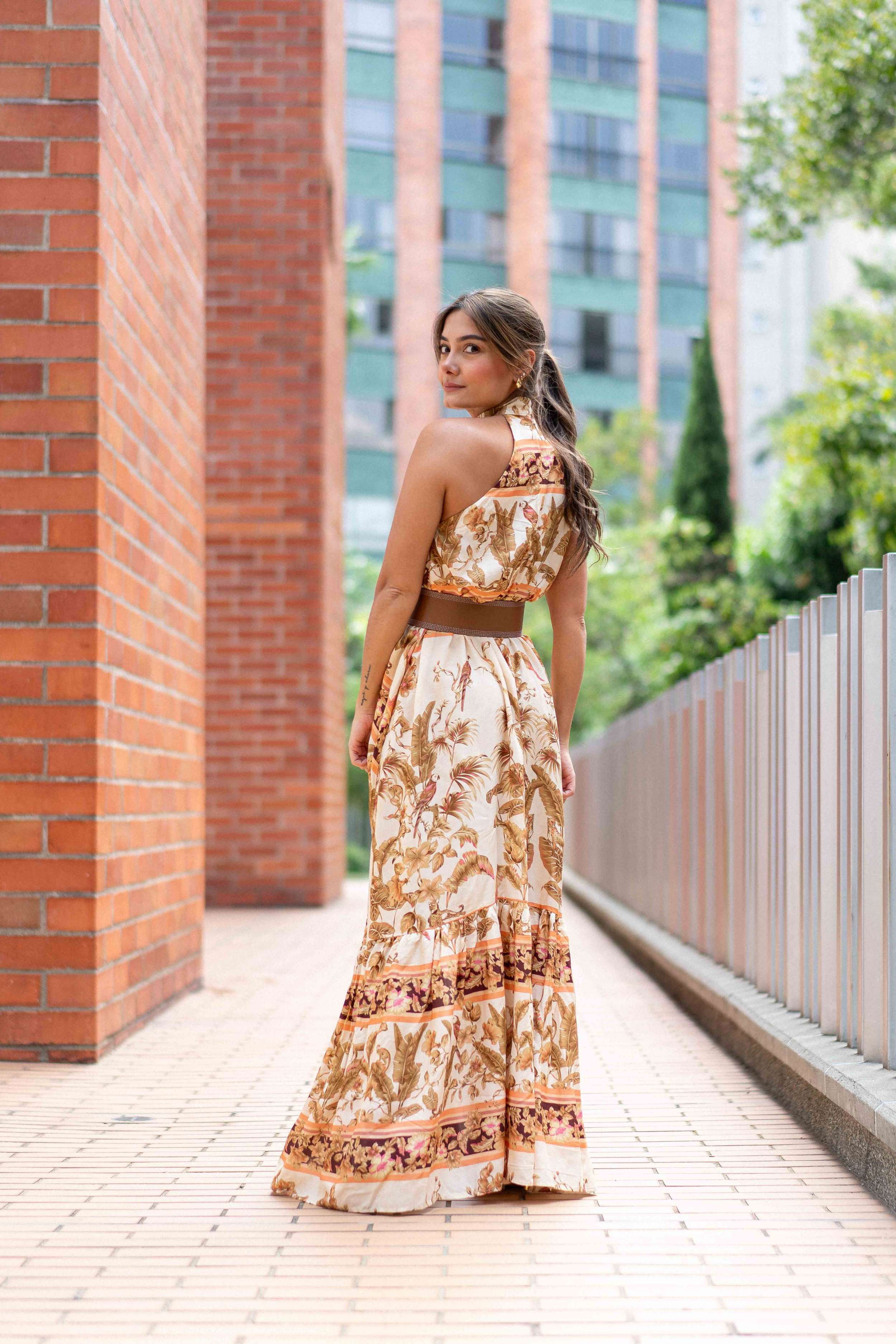 encantador vestido largo con cuello tipo halter