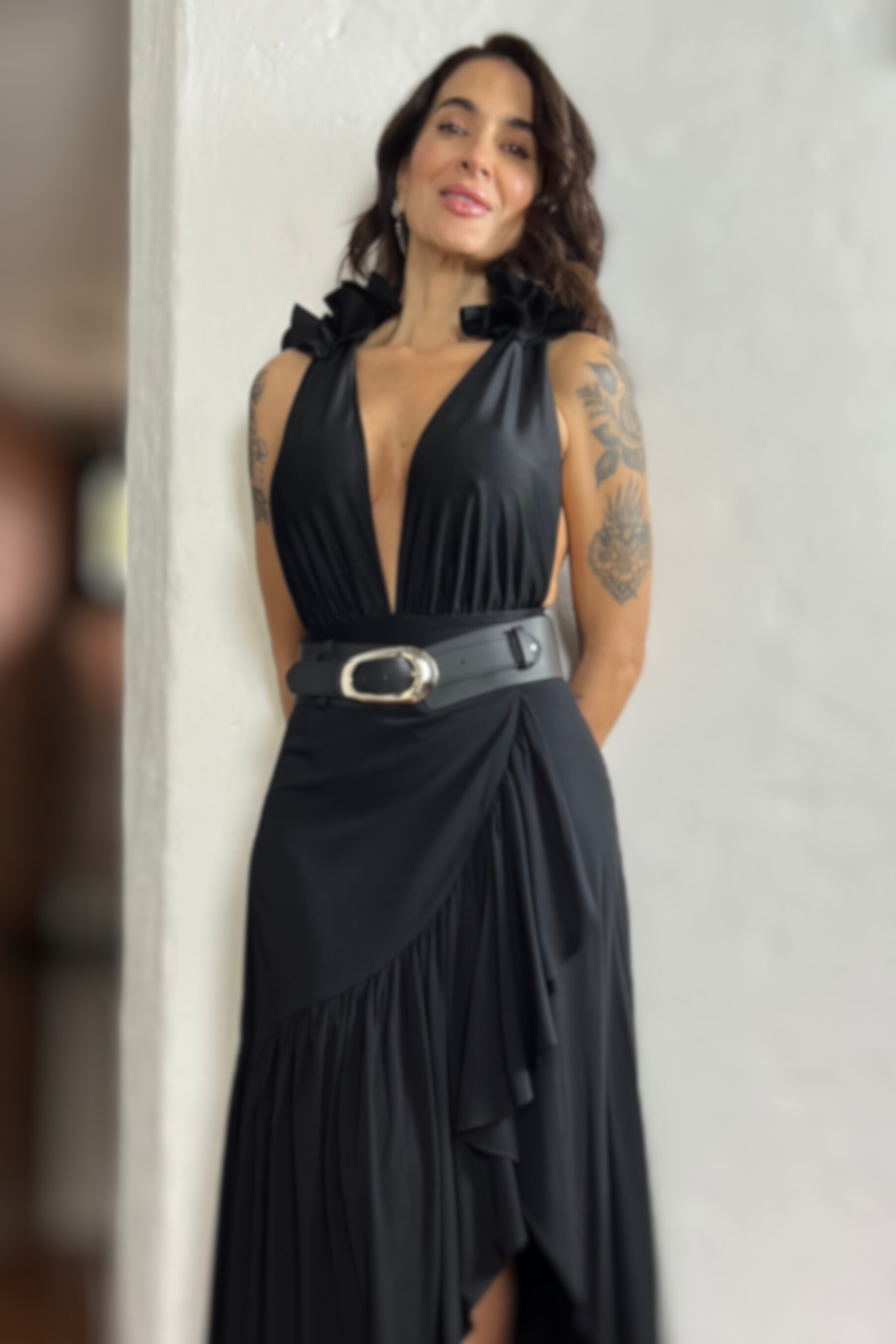 Hermosa correa con hebilla óvalo color negro con una falda larga negfra y vestido de baño