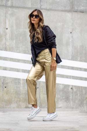 pantalón tipo baggy con bolsillo con tenis blancos