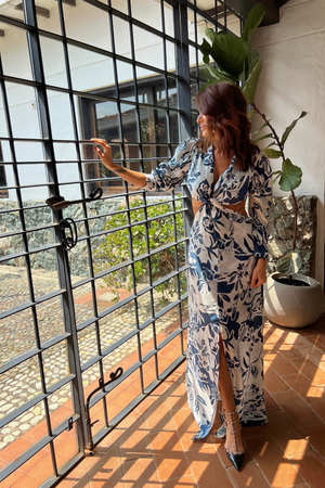 Hermoso vestido de escotes laterales , manga larga