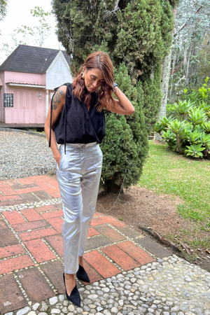 Pantalon con venas frontales color plateado
