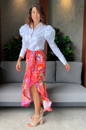 Falda larga con ruedo semi rigido Cuba color fucsia con camisa manga puff blanca