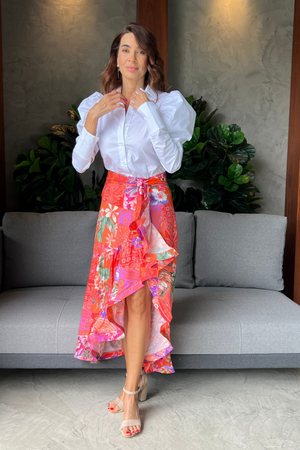 Falda larga con ruedo semi rigido Cuba color fucsia con camisa manga puff blanca