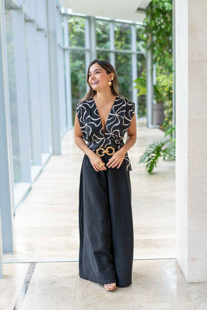 Hermosa blusa cuello en V con amarre lateral