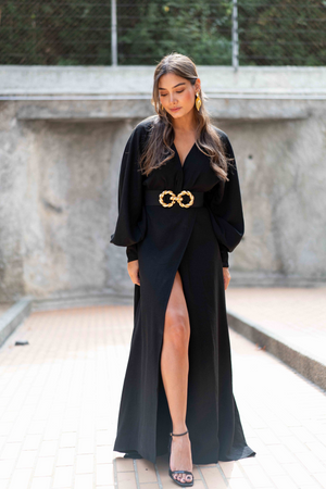 hermoso vestido largo con mangas largas y abertura en falda