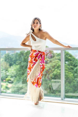 Hermosa falda midi con flecos