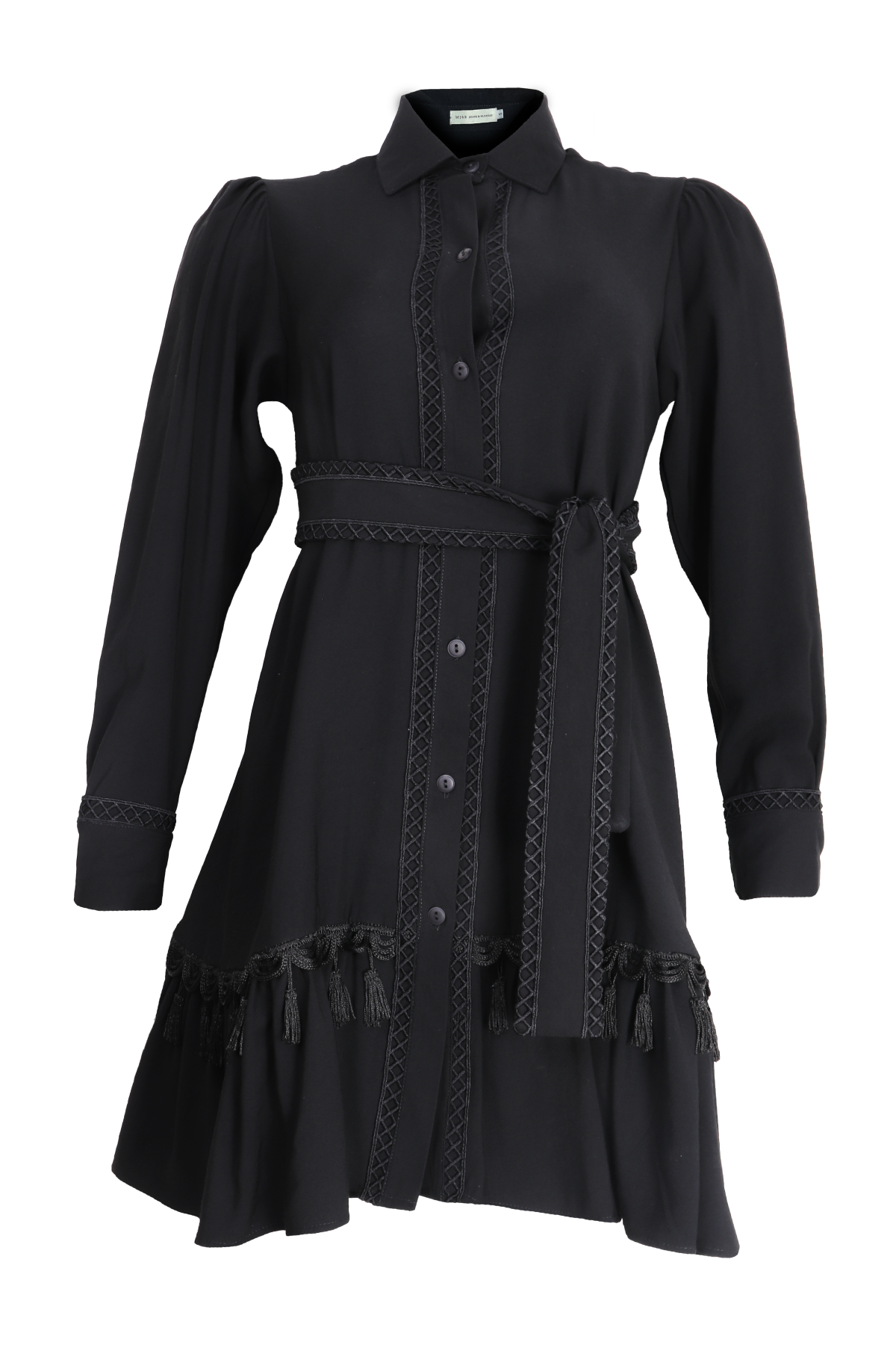 Hermoso vestido corto con mangas largas y cinturón bordado color negro