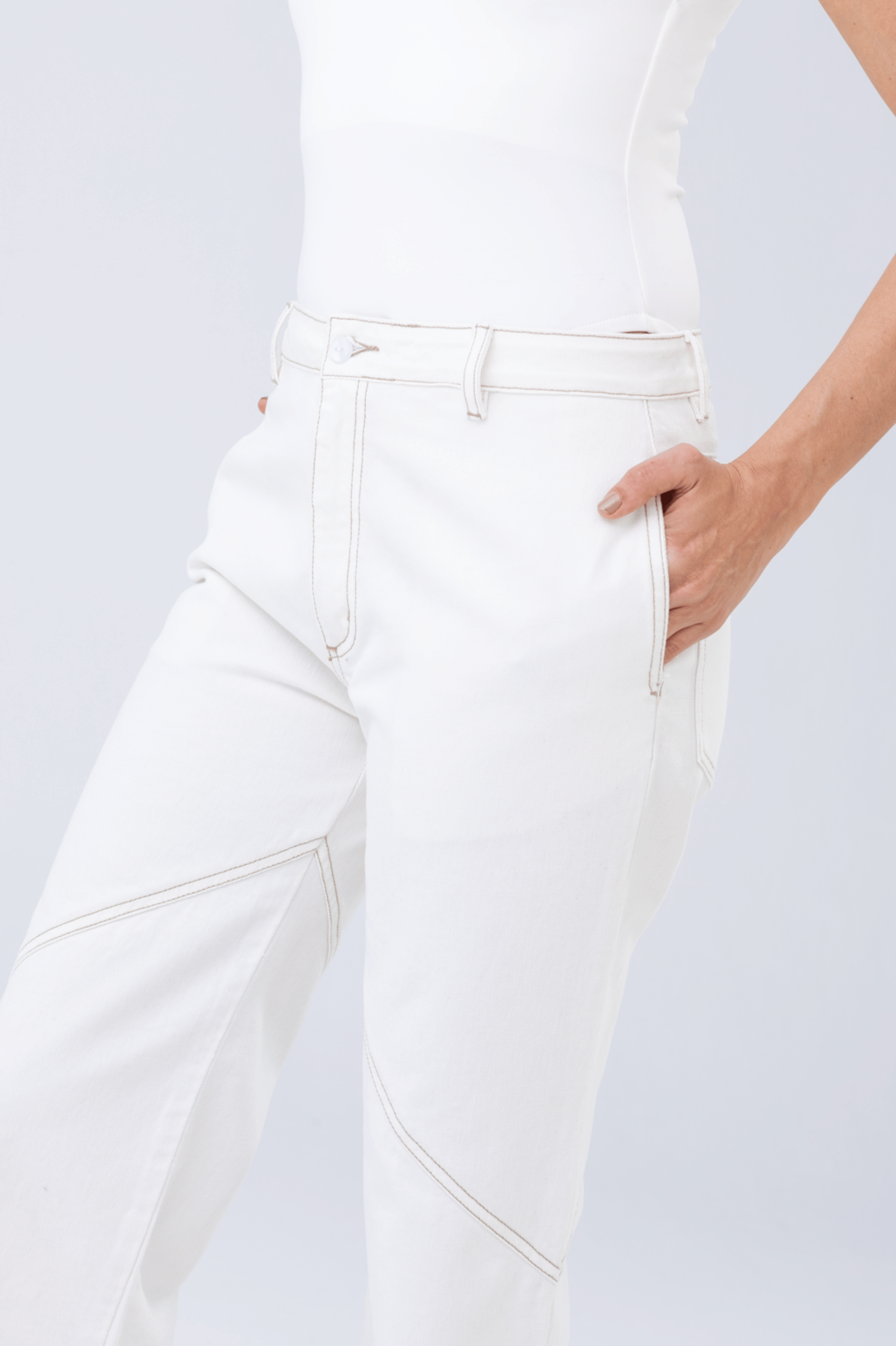 PTJ267104 pantalón con costuras y bolsillos