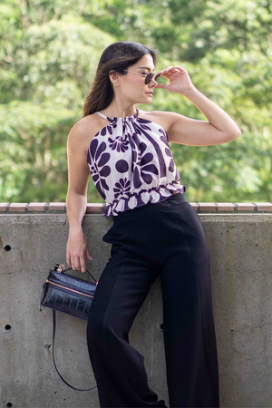 PTJ2716120 pantalón negro con blusa estampada