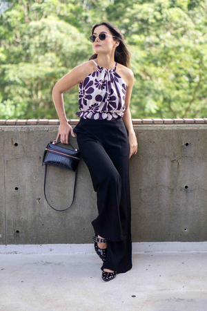 PTJ2716120 pantalón negro con blusa estampada