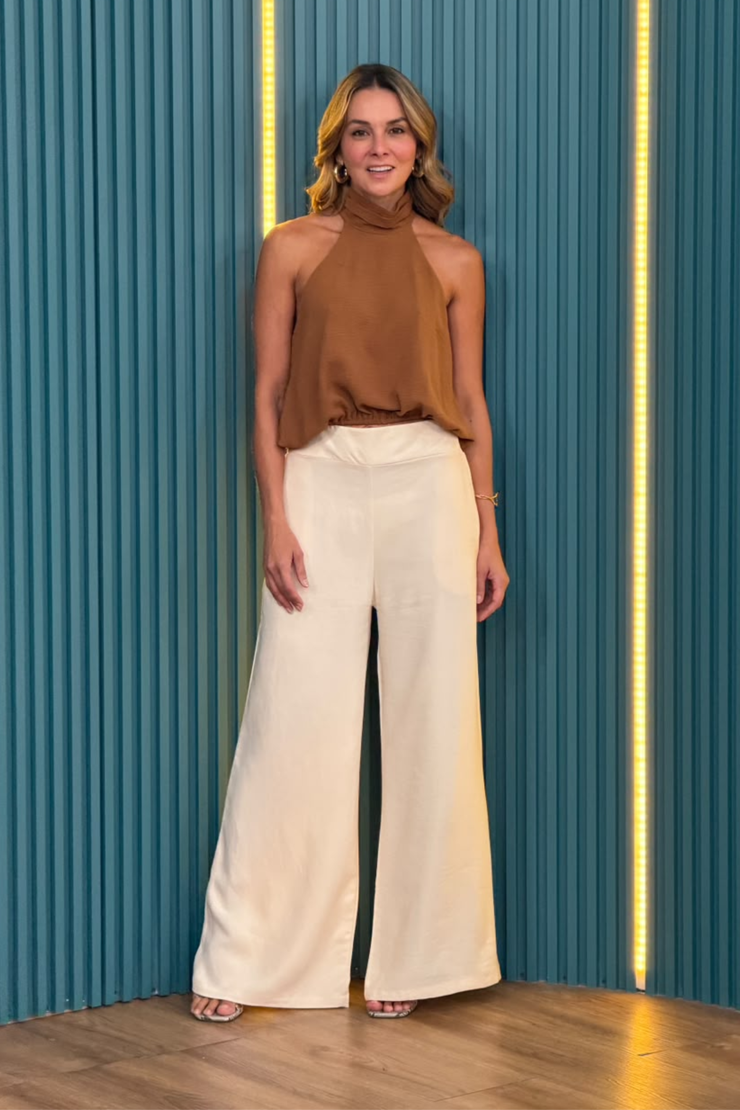 PTJ29823000 blusa con cuello halter y color café