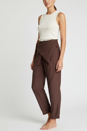 PTJ3062 pantalón asimétrico café