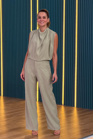 PTJ3068290 pantalón con bolsillos y botones delanteros color verde