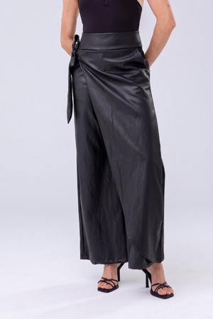 PTJ309124 pantalón con lazos y blusa negra