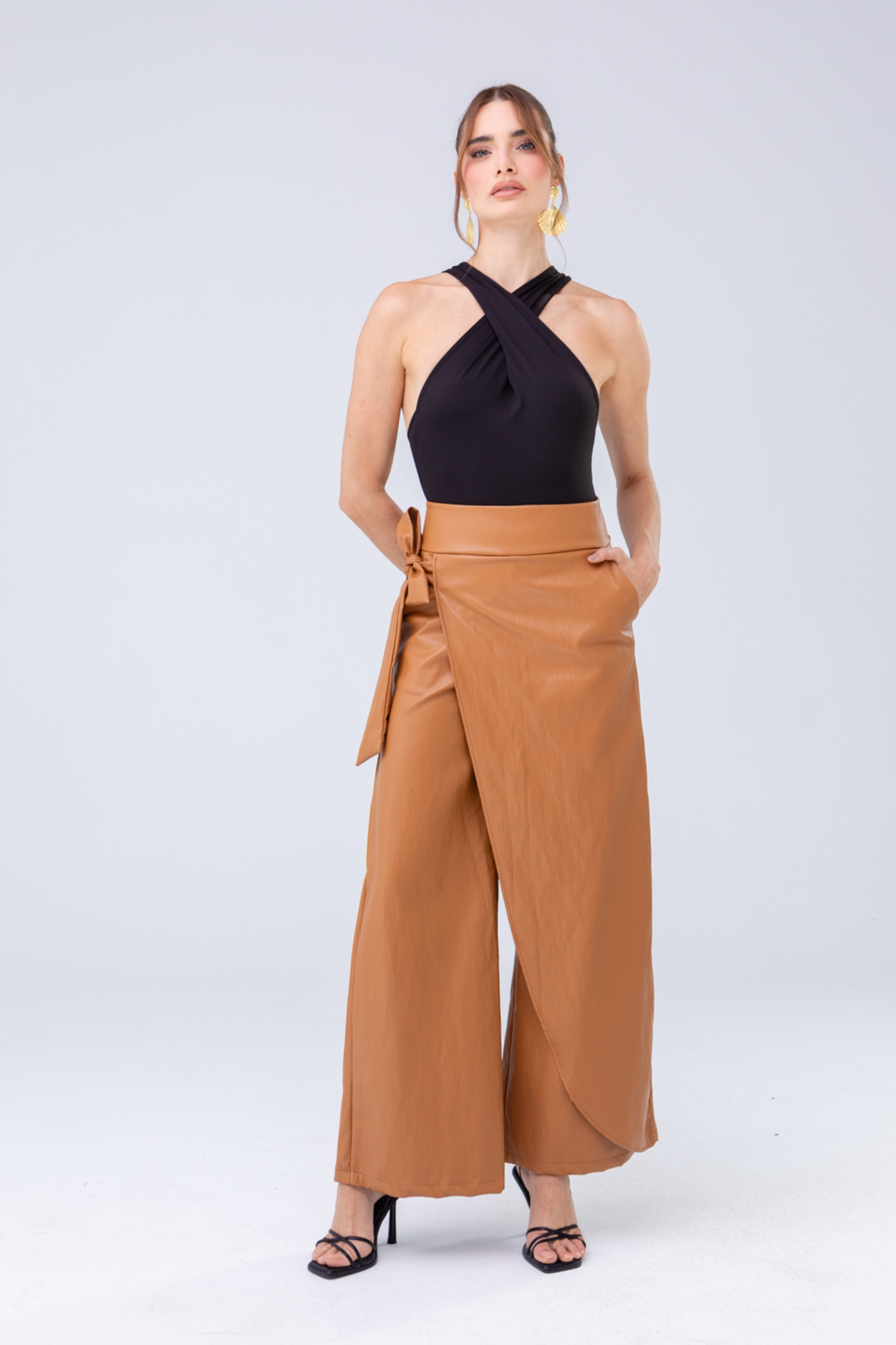 PTJ309124 pantalón con lazos y blusa negra