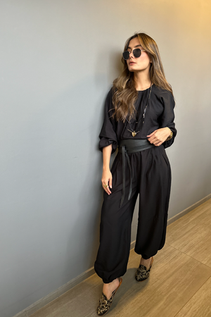 PTJ400230 pantalón negro con resortes y blusa negra