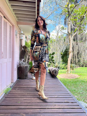 Vestido midi con botas doradas