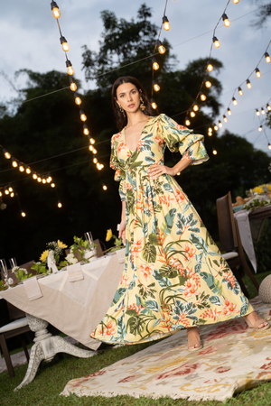 Vestido largo con escote en espalda.