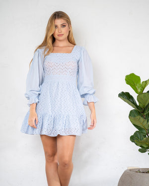 Vestido corto en ojalillo