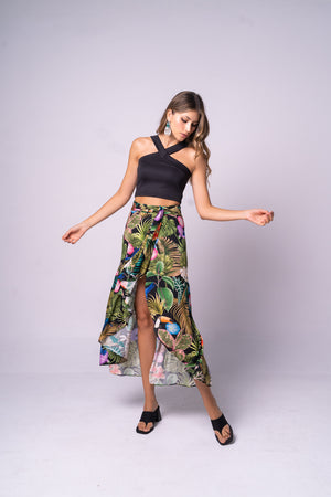 Falda larga con corte asimétrico en estampado negro y verde.