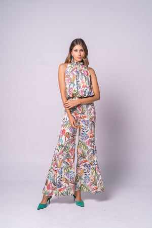 Enterizo con botas anchas, cuello halter y estampado claro.