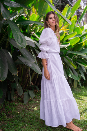 Vestido con mangas puff y tela en ojalillo.