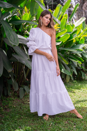 Vestido largo, blanco con escote asimétrico y tela en ojalillo.