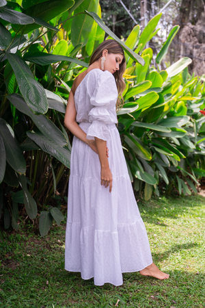 Vestido largo con tela en ojalillo y manga con volumen.