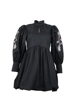 Vestido negro con bordados.