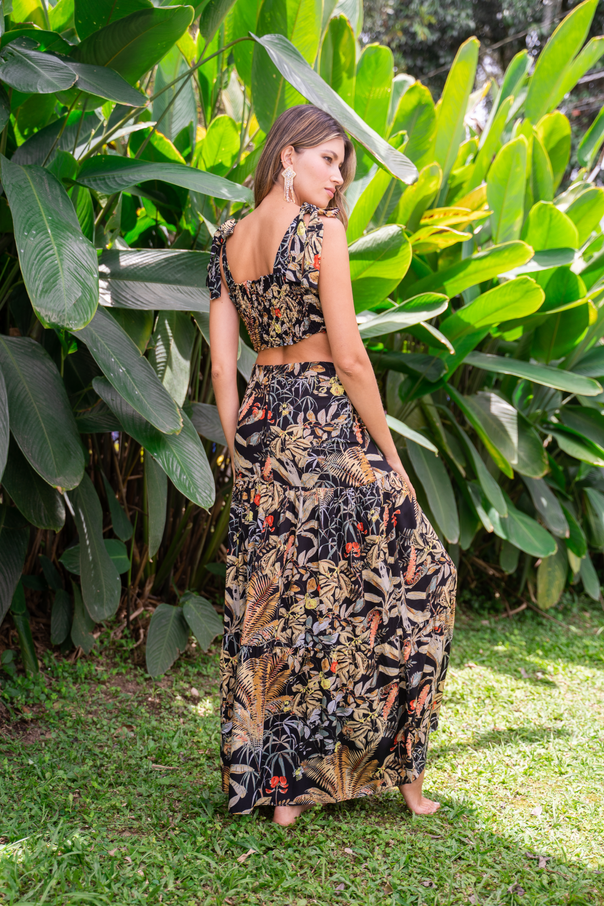 Vestido negro con estampado dorado y escote en espalda.