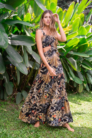 Vestido negro y largo con estampado natural.