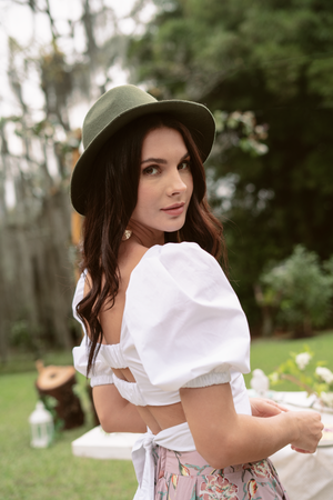 Blusa con escote y resorte en la espalda.