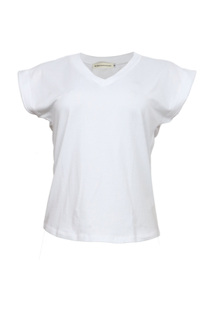 Camiseta blanca de manga rodada.