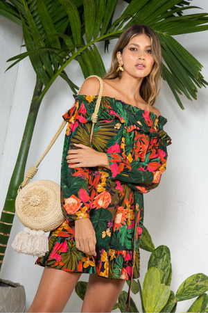 Vestido corto con estampado y bolso para playa.