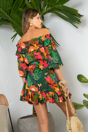 Vestido corto con escote cuello bandeja.
