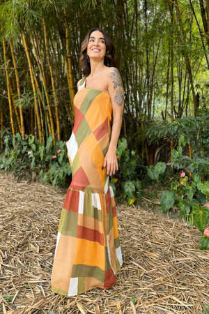 Hermoso vestido largo asimetrico con patrones de cuadros