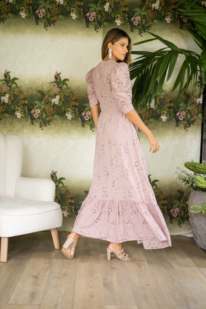 Vestido en ojalillo con mangas midi en color rosa.