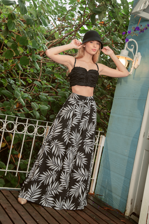Pantalón palazzo con estampado blanco y negro.