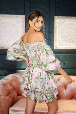 Vestido corto con cuello bandeja.