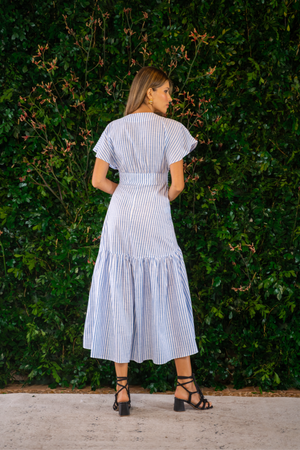 Vestido largo de rayas con cintura marcada.
