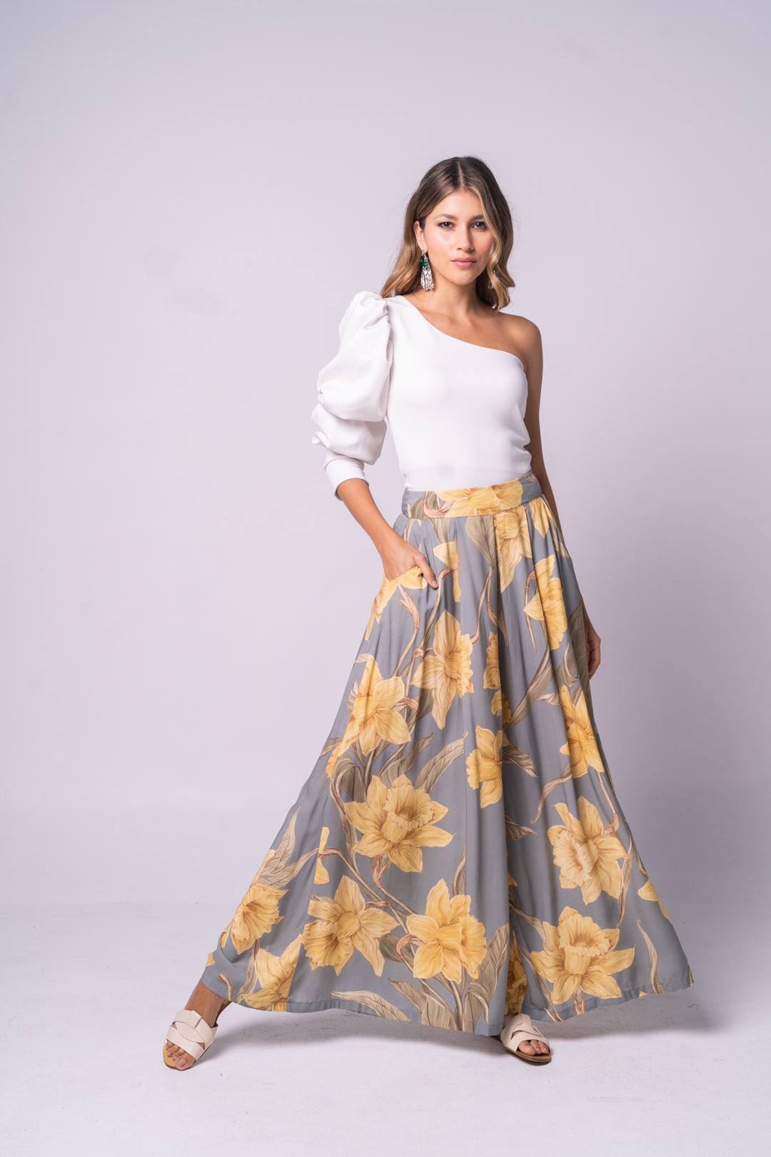 Pantalón tipo palazzo con estampado amarillo y menta.