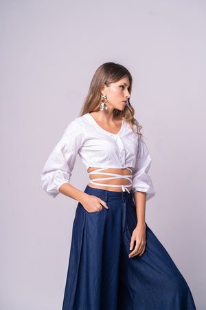 Top blanco, manga larga con resorte y tiras.