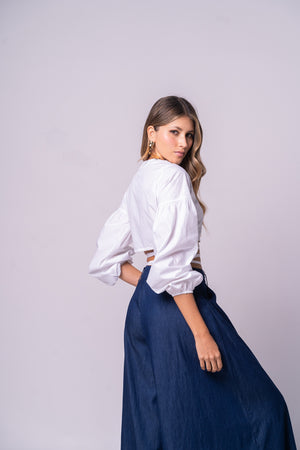 Top blanco, manga larga de tiras con pantalón palazzo.