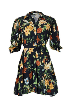 Vestido corto con botones y cintuón en estampado negro.